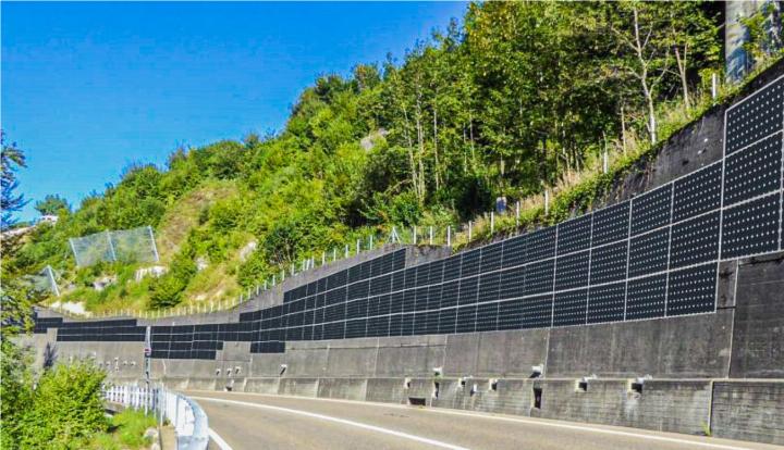 Erfolgreich realisiert: In Teufen (AR) wurde eine Photovoltaikanlage auf einer Stützmauer installiert. BILD: ZVG / ENERGIEGENOSSENSCHAFT TEUFEN