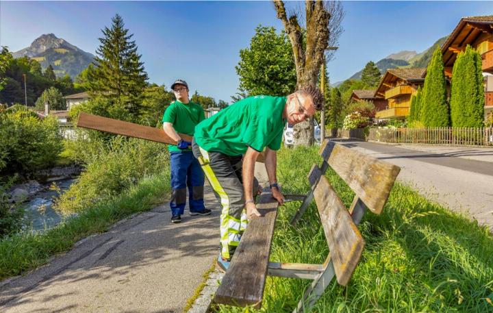 Marcel Aegerter tauscht regelmässig alte Bretter aus. BILDER: MICHAEL SCHINNERLING