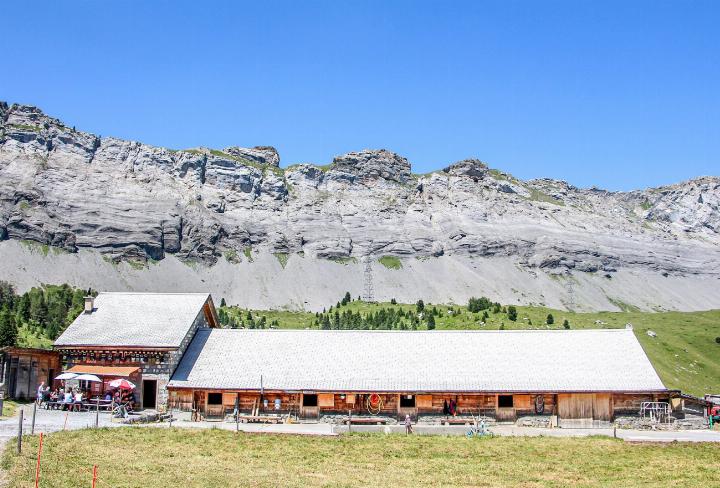Die grosse Alphütte Spittelmatte. Im Hintergrund der Ueschinengrat. BILDER: KATHARINA WITTWER