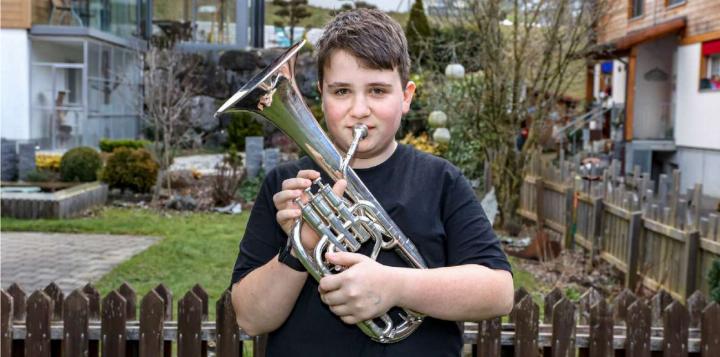 Marvin Schneider mit seinem Es-Horn. BILDER: MICHAEL SCHINNERLING