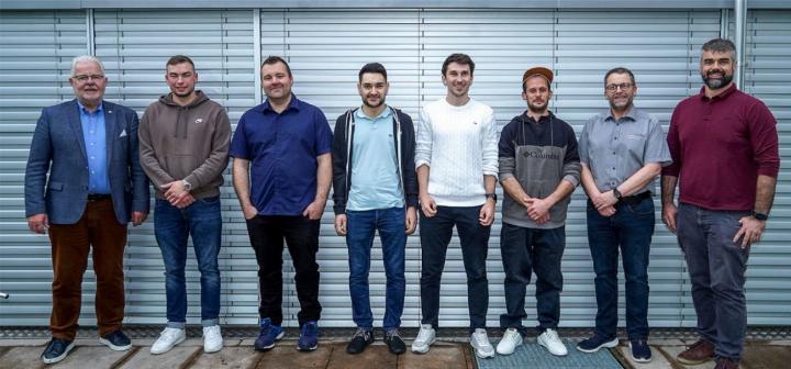 Fünf frisch gekürte Automobildiagnostiker, flankiert vom Präsidenten Marco Frozza (l.), dem Berufsbildungsobmann Michael Maurer (r.) und Chefinstruktor Urs Dubach (2. von r.) BILD: ZVG