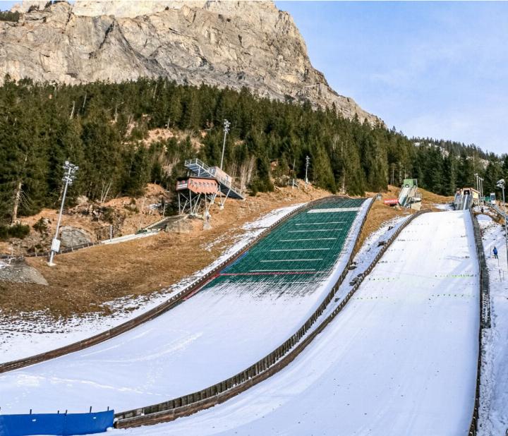 Zuletzt ausser Betrieb war die Lötschbergschanze HS106 (l.) in der Saison 2019 / 20. Damals war allerdings nicht die Energiesituation, sondern der schneearme Winter schuld. BILD: NORDC ARENA
