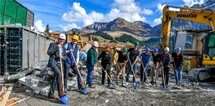 Vertreter der Investoren, des Betreibers und der ausführenden Unternehmen freuen sich gemeinsam über den ersehnten Baubeginn in der «Schöneggkurve» an Adelbodens Dorfeingang (von links nach rechts): Peter Augsburger (Stiftungsratspräsident Prosperita Stiftung für die berufliche Vorsorge), Thomas Perren (Vizepräsident Prosperita), Martin Brühlmann (Geschäftsführer FEWO Adelboden AG), Christian Waber (Bauherrenvertreter Prosperita), Christoph Burn (Burn   Künzi AG), Joel Blunier (Geschäftsführer Prosperita), Thomas Burn und Merlin Burn (beide Burn   Künzi AG), Oliver Künzi (Künzi   Knutti AG), Beat Spiess (Spiess Energie   Haustechnik AG). BILD: RETO KOLLER