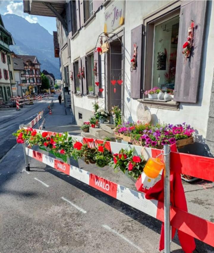 Um trotz Baustelle Kunden anzulocken, hat sich Cornelia Schranz etwas einfallen lassen. BILD: ZVG