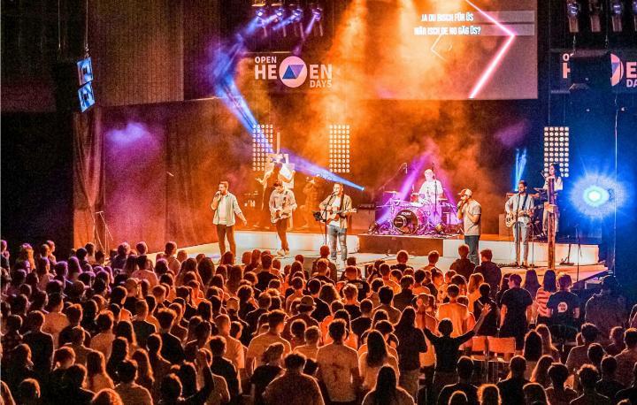 Die Band Ekklesia Movement trat vor grossem Publikum auf und präsentierte ihre neue Single «Offene Himmel». BILD: ZVG