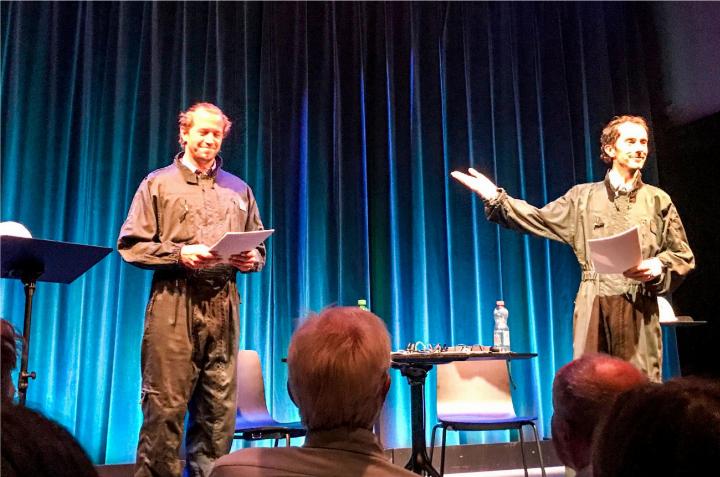 Die Schauspieler Jonathan Loosli (l.) und Claudius Körber rezitierten und interpretierten in Bern den «Reportagen»-Text theatralisch. BILDER: PETER SCHIBLI