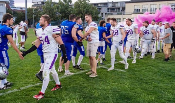 Nach der Begegnung: Die Thun Tigers (in weiss) und die Zurich Renegades