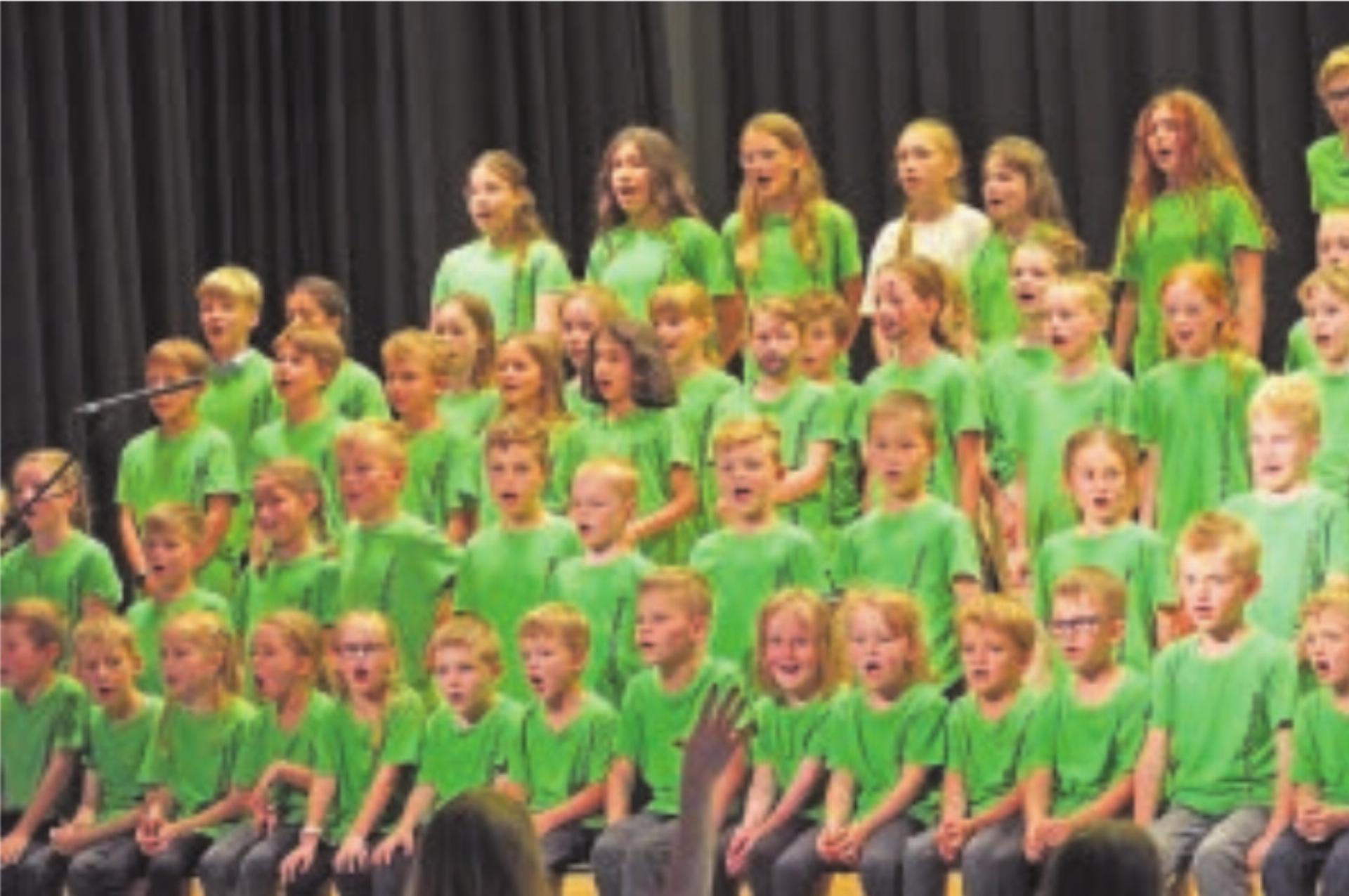 «Zäme simmer d Schuel Beinwil», alle Schülerinnen und Schüler singen gemeinsam das Schlusslied: YMCA-Beinwil-Version. Fotos: ak