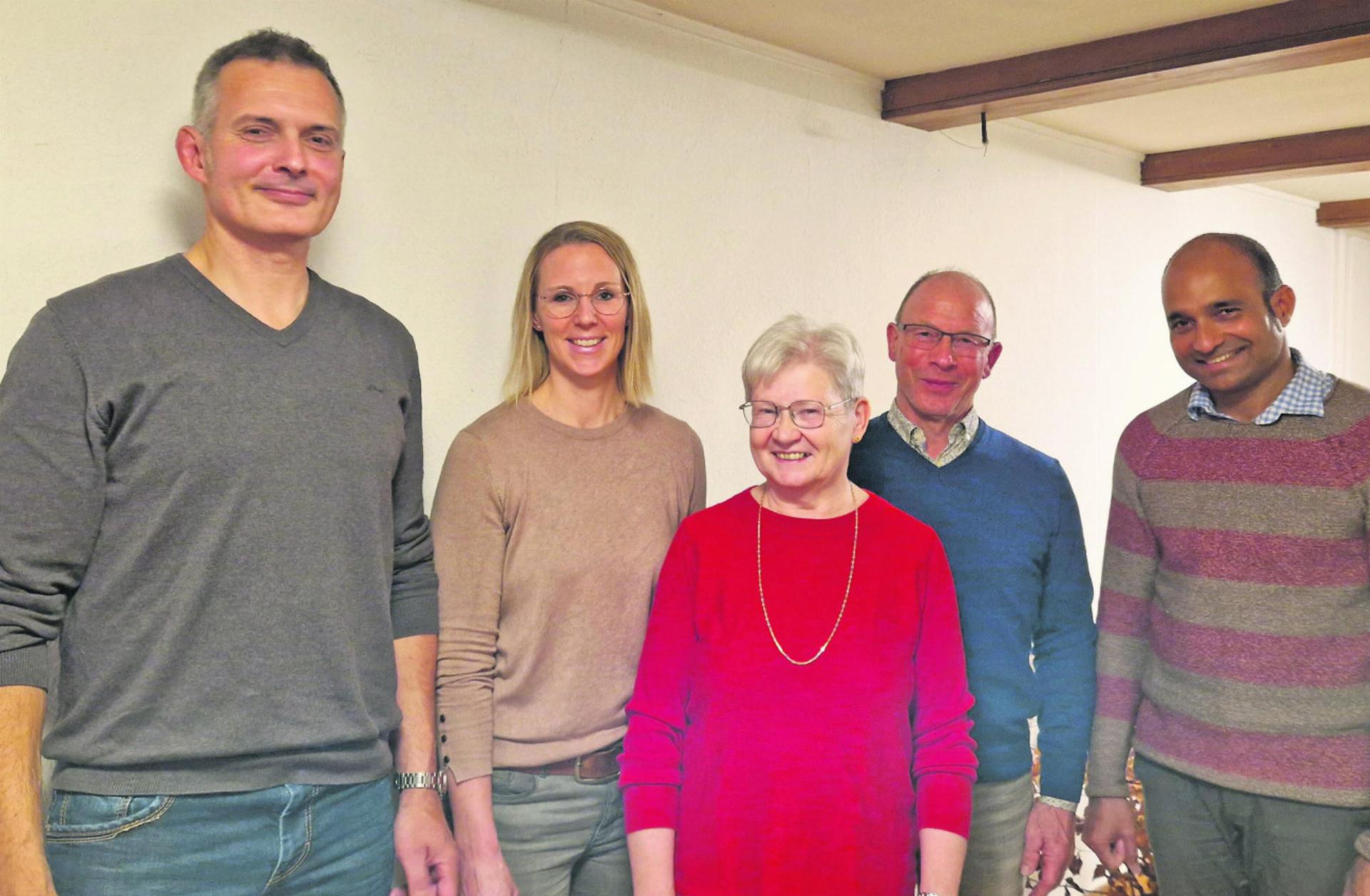 Manfred Müller (bisher), Susanne Wiederkehr-Strebel (neu), Silvia Leuthard-Wehle (bisher), Anton Broch (neu) und Kaplan Julius Dsouza (von links) Foto: zVg