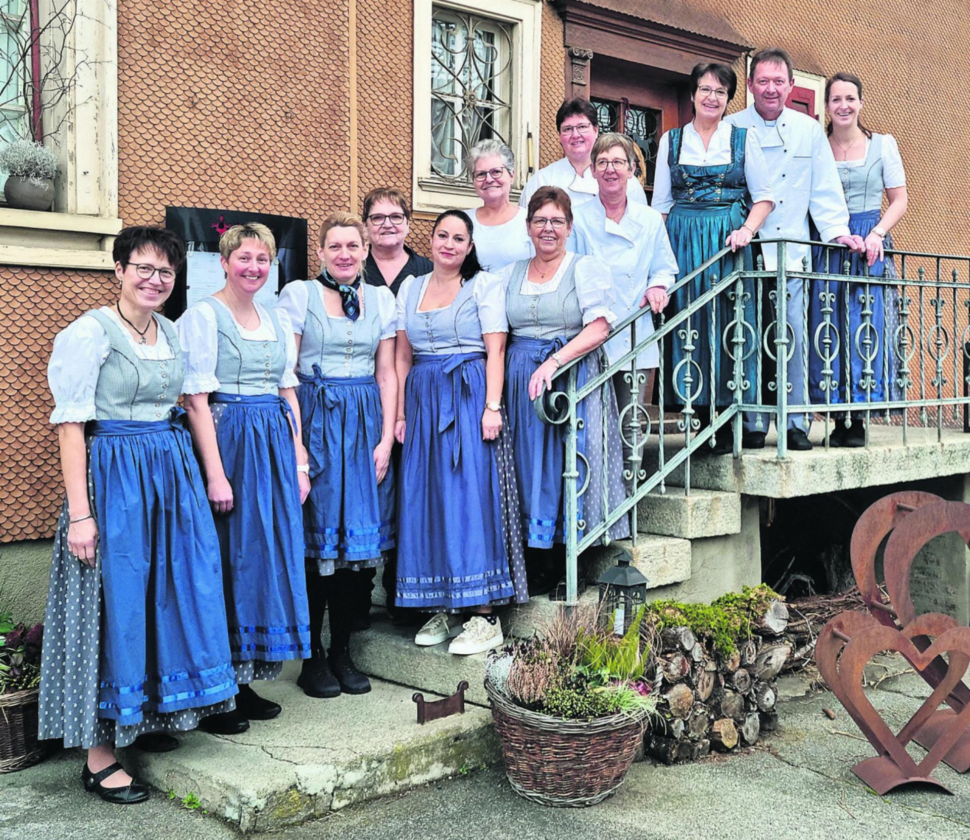 Die Wirtsleute zusammen mit ihrem Personal, mit welchem sie Gastfreundschaft im Rössli pflegen. Foto: zVg