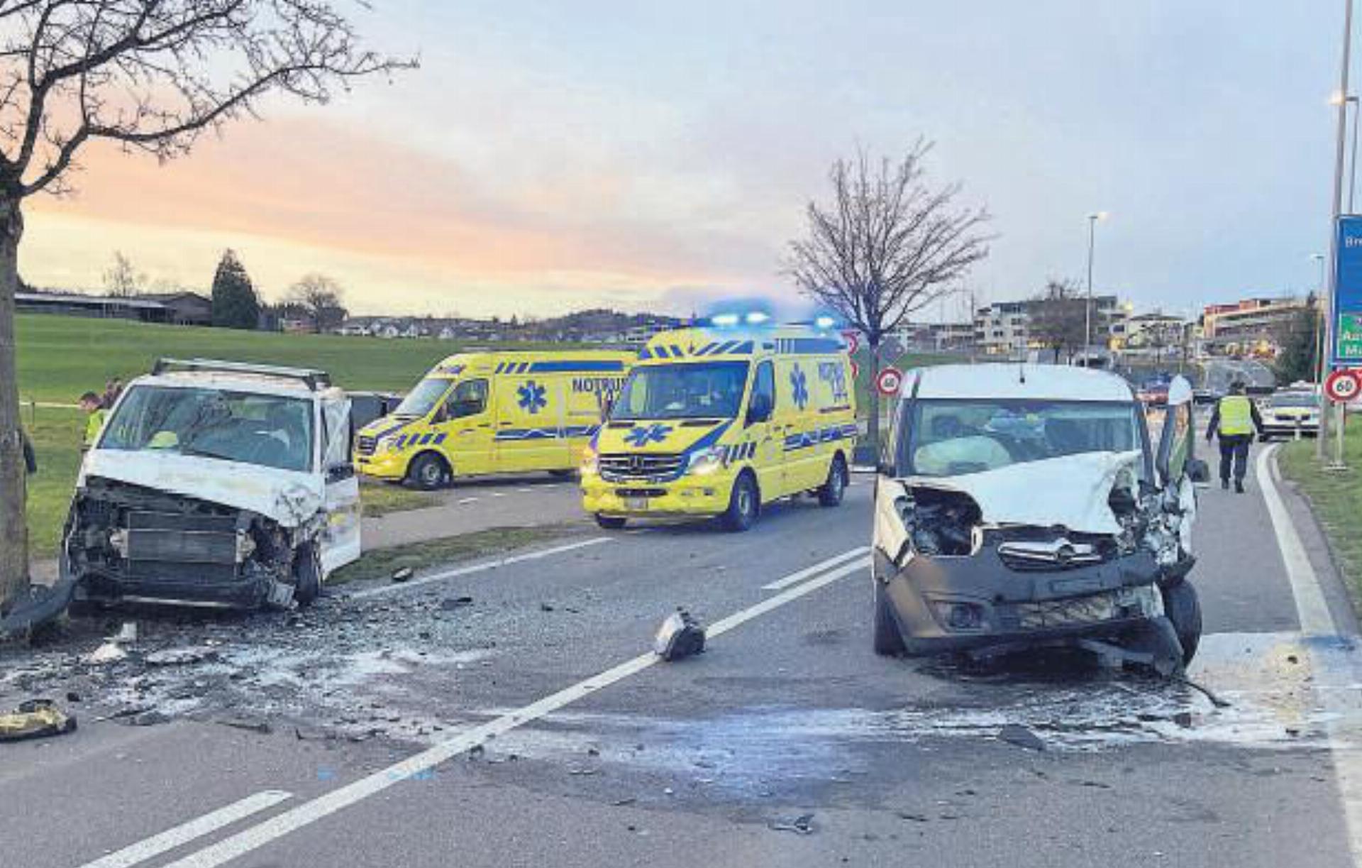Der Unfall zwischen Oberrüti und Sins forderte drei Verletzte. Foto: zVg