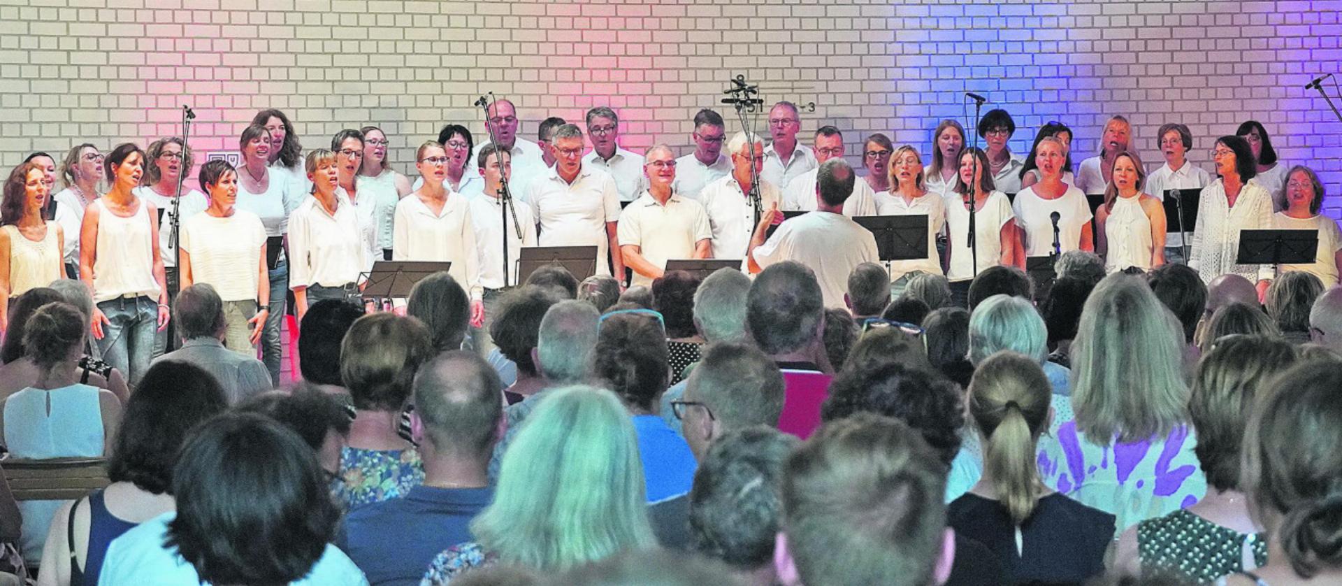 Die Vocal Friends gaben in der voll besetzten reformierten Kirche Hünenberg ein Rock-Konzert. Fotos: ak