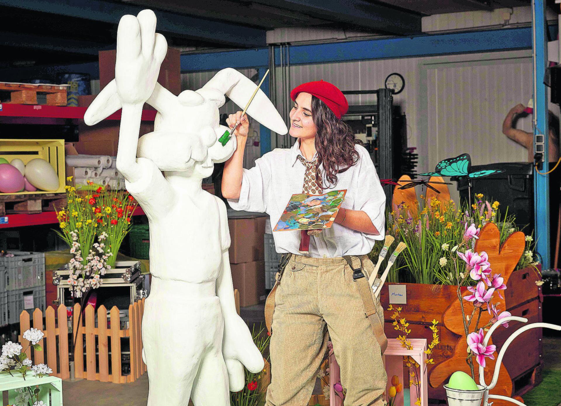 Verfolgen Sie, wie die Künstlerin Barbara Enzler, am 1. April den weissen Hasen in einen exklusiven Kunsthasen verzaubert. Foto: zVg