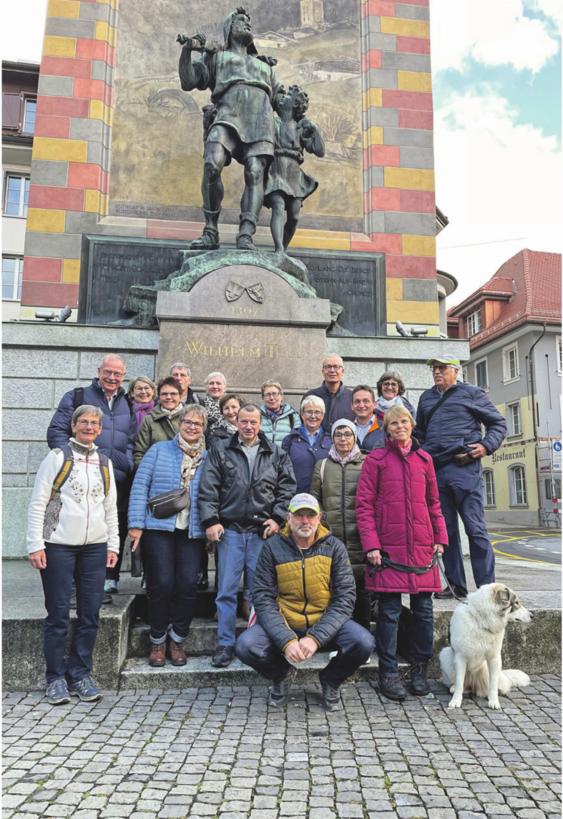 Die Naturfreunde vor dem Telldenkmal in Altdorf. Foto: zVg