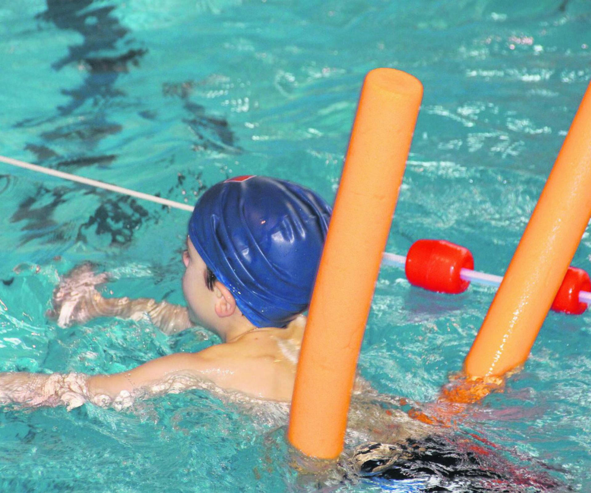 Die Kinder sollten Ende 6. Klasse mindestens 50 Meter frei schwimmen können. Für die Schulen im Oberfreiamt ist das eine Herausforderung. Foto: zVg
