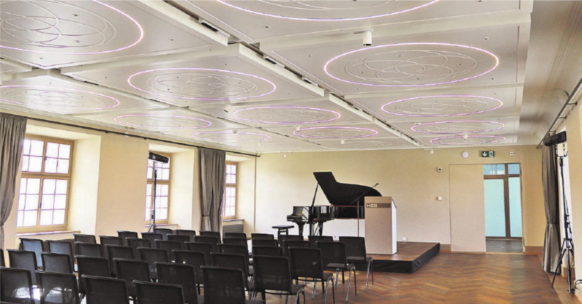 Fotos: ci Der Singisen Saal mit dem neuen Steinway Flügel eröffnet Perspektiven.