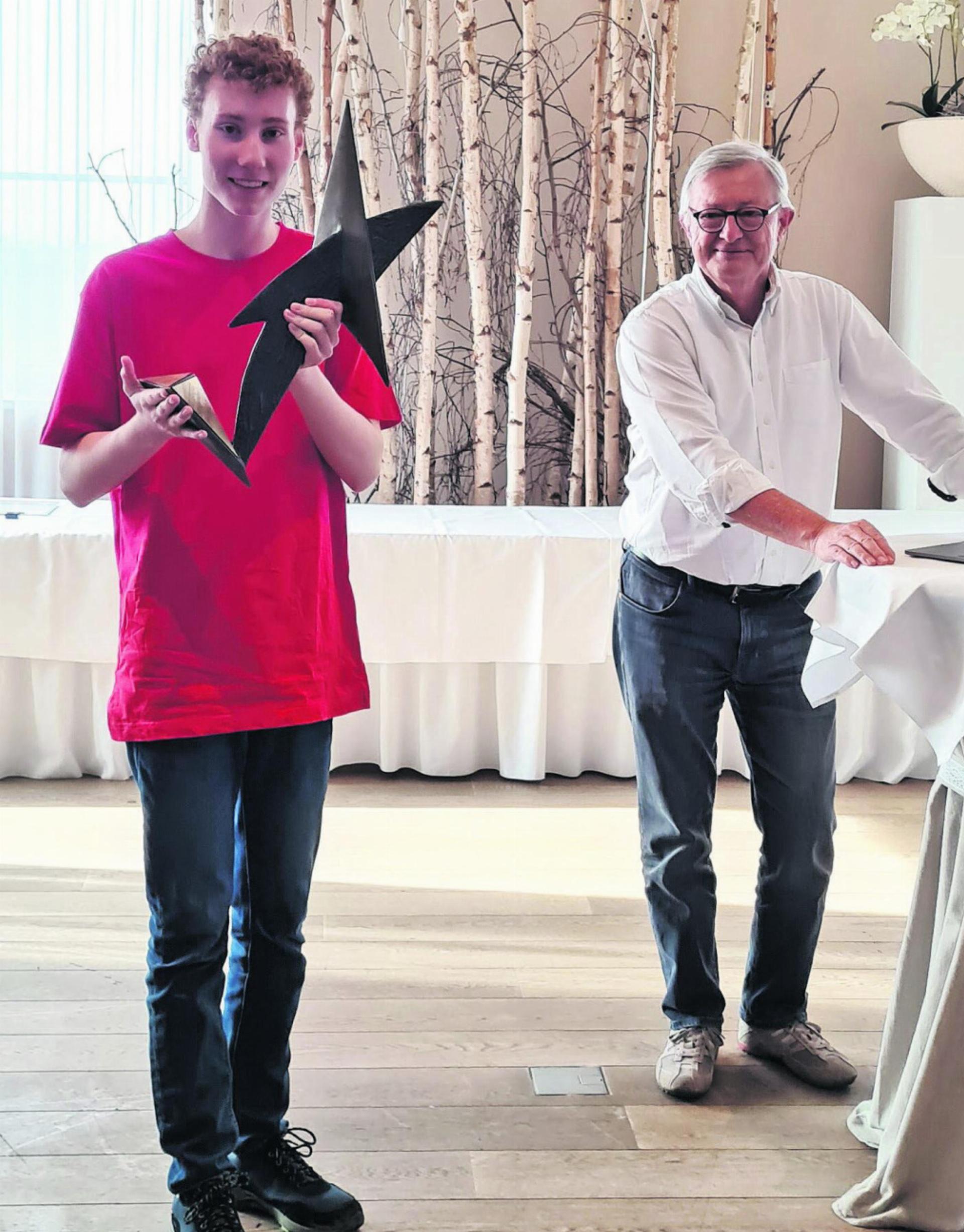 Alain Schad bei der Übergabe des Wanderpreises mit dem Leiter Ressort Sport SMV Yeginsoy Faruk.