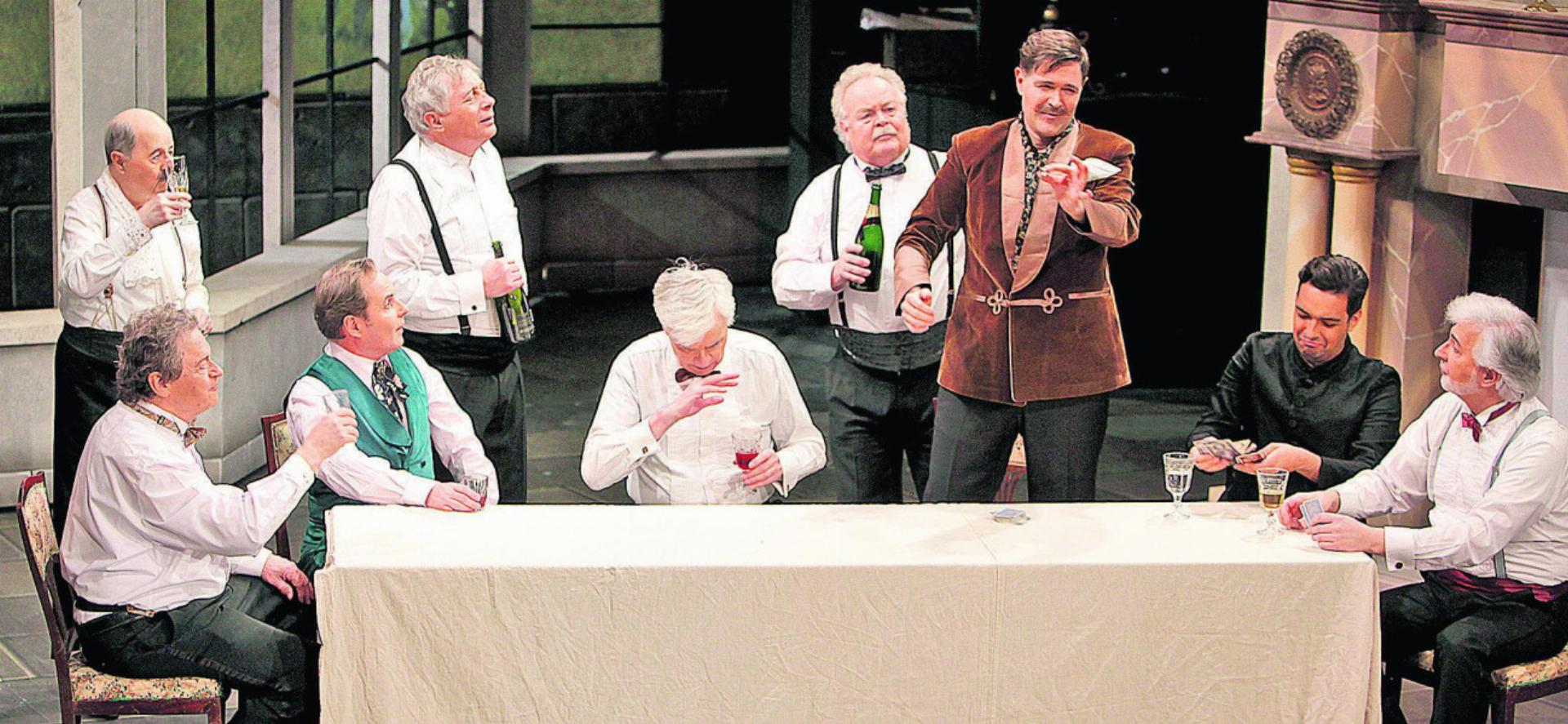 Noch läuft die gemütliche Runde mit Wein und Kartenspiel auf dem Gut von Graf Bolo (Simon Witzig, dritter von rechts). Fotos: zVg
