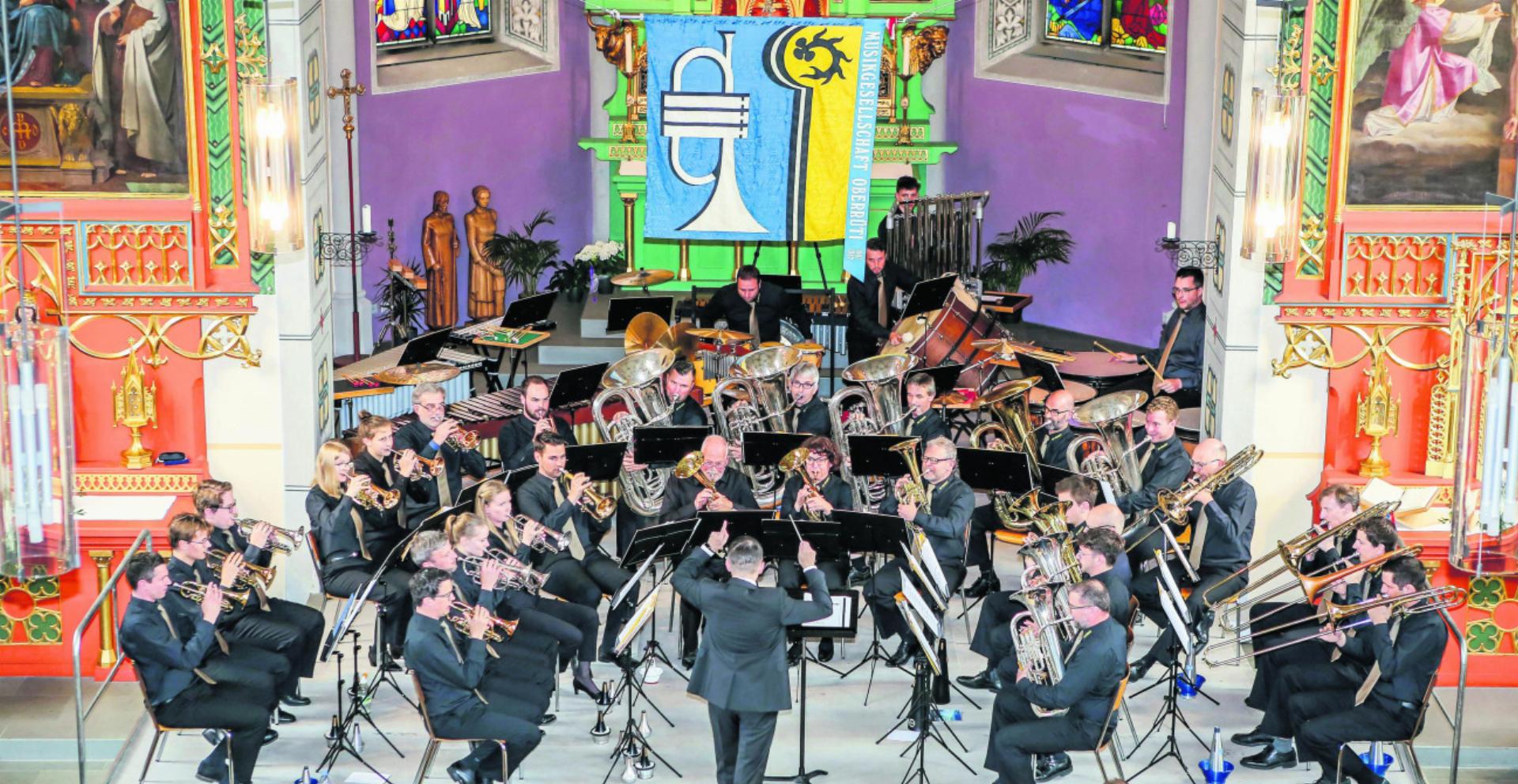 Die Musikgesellschaft Oberrüti präsentierte einen musikalischen Blumenstrauss zum Muttertag. Foto: zVg