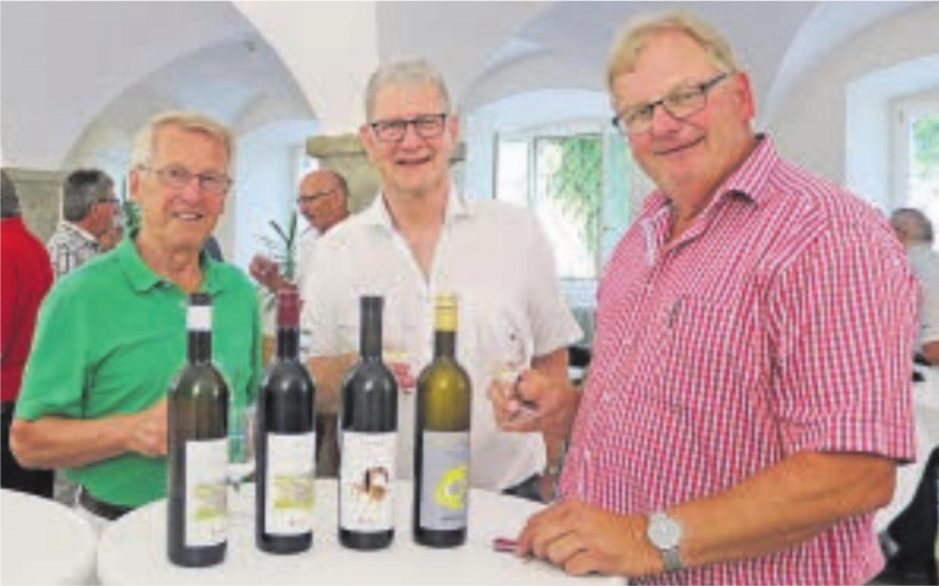 Hans Holenstein, OK-Mitglied AGKSF 2017, Beat Brun OK-Präsident AGKSF 2023 und Bruno Hartmann, Weinbauer und Lieferant des Festweins (von links). Foto: zVg