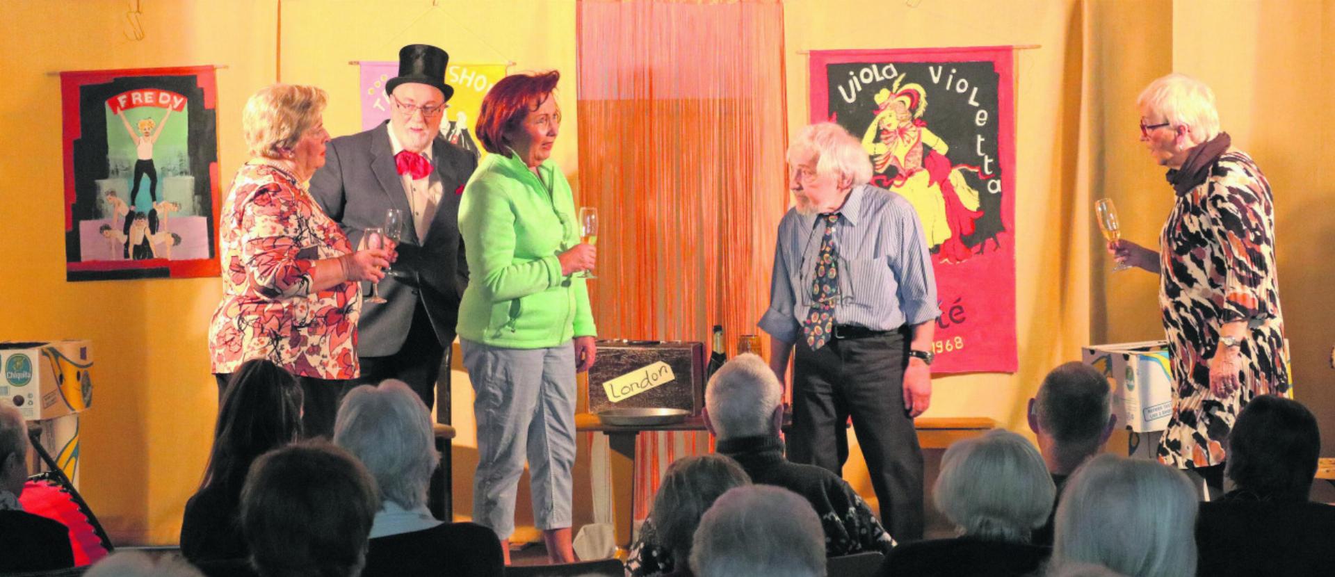 Die Mitwirkenden der Seniorenbühne Luzern zeigten ein lustiges Theaterstück in vier Akten. Fotos: ci