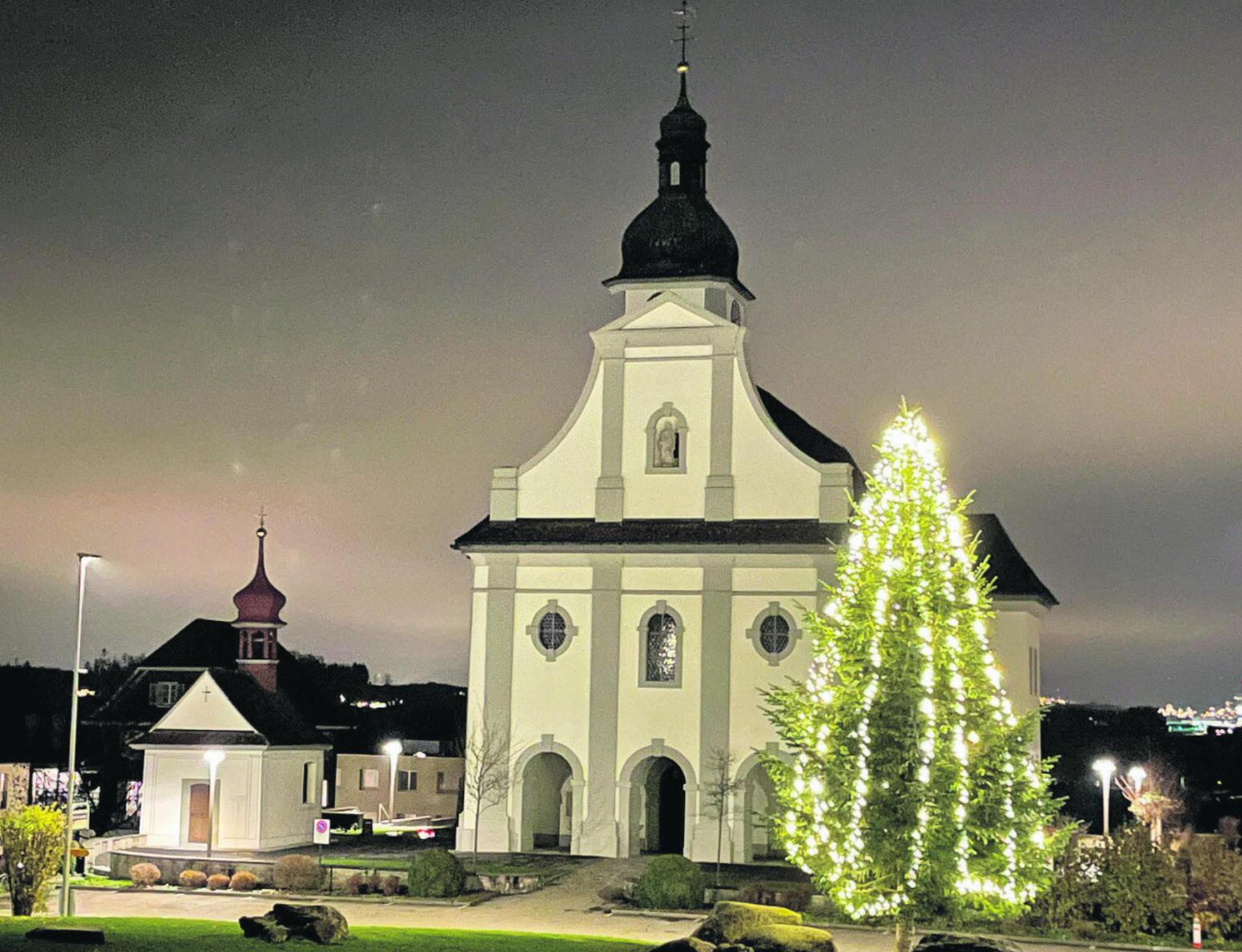Weihnachtsbaum mit Kirche Dietwil (Aufnahme: Dezember 2022) Foto: zVg