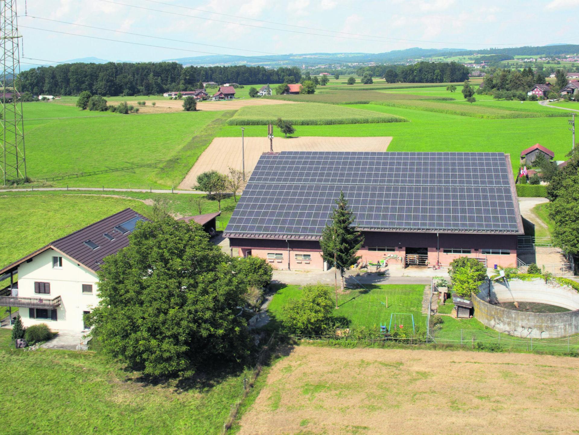 Grosse PV-Anlage auf dem Bucherhof in Mühlau. Foto: zVg