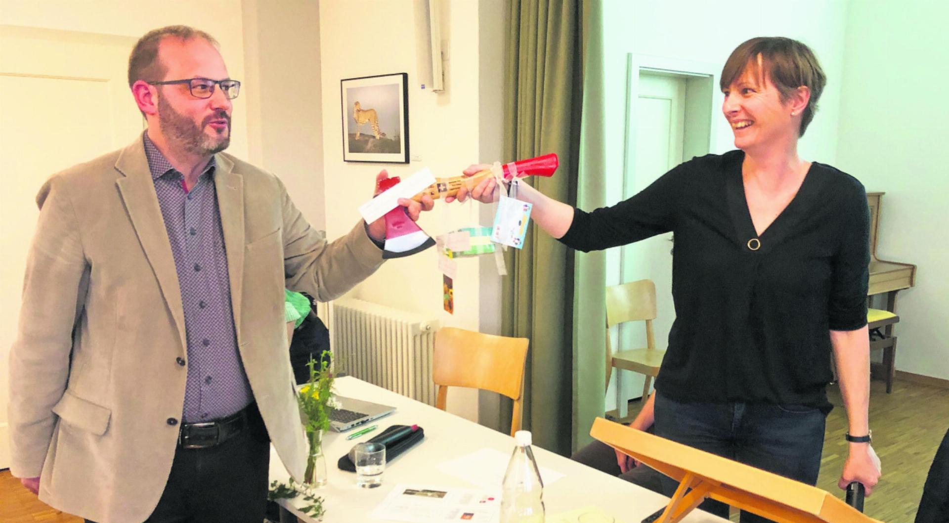 Iris Steiger gratuliert Roman Bamert zur Wahl als Sozialdiakon. Foto: zVg
