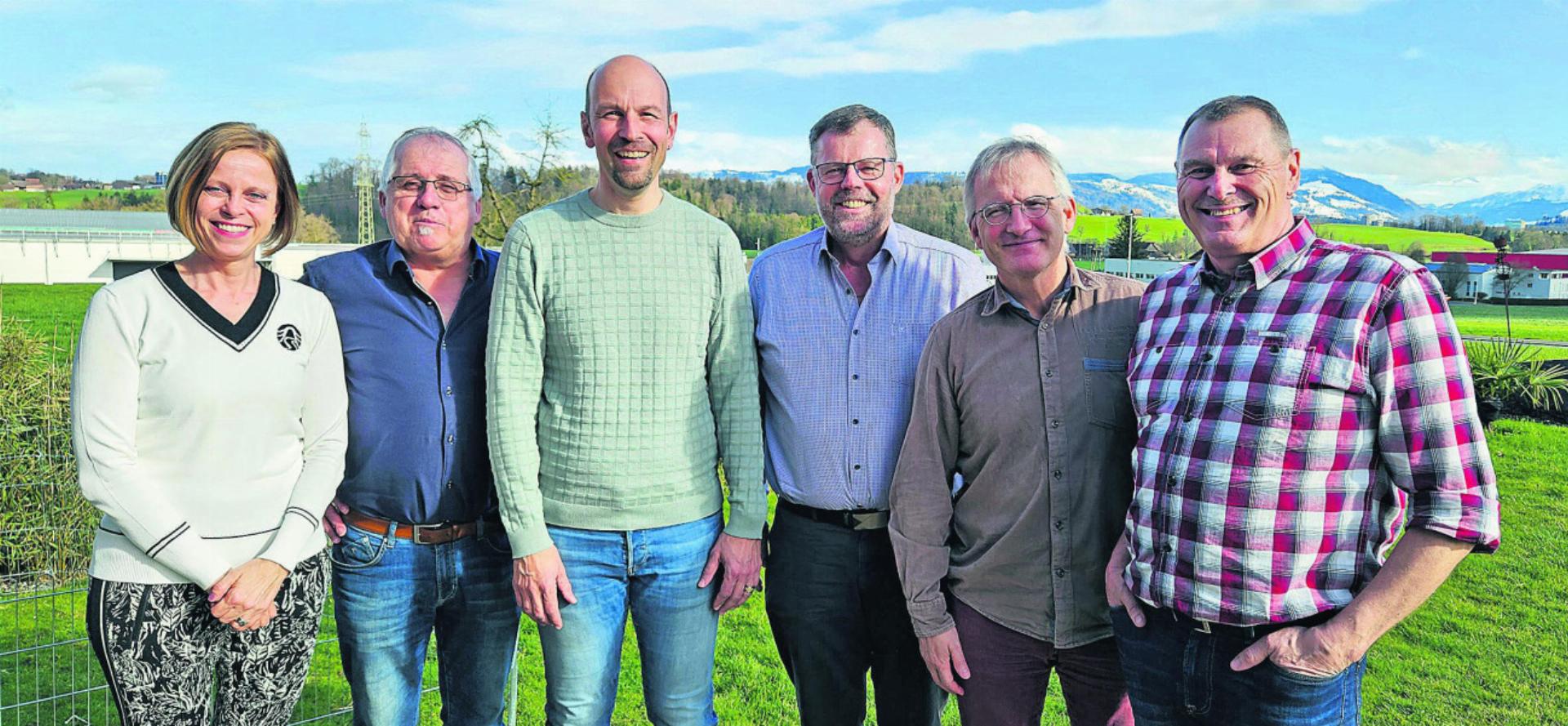 Freuten sich über die Wahl: Vom Rüter Wahlkomitee Rita Bensegger und Peter Burri, Urban Stenz, Pius Hofstetter, Vizeammann, Thomas Schwarzenthruber, Gemeinderat und Werner Huwiler vom Rüter Wahlkomitee (von links). Foto: zVg