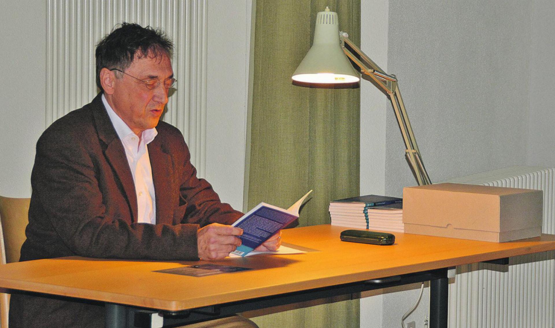Pfarrer Hansueli Hauenstein liest aus seinem Buch. Foto: zVg
