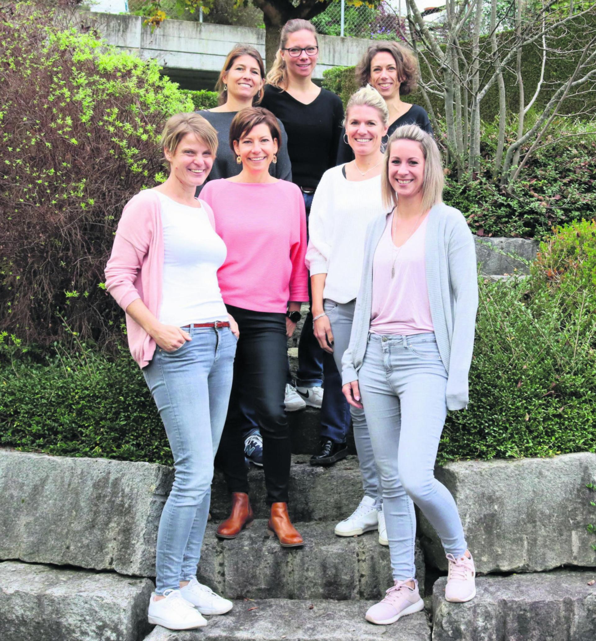 Das Ferienpass-Team freut sich auf die 25. Durchführung: Claudia Huwiler, Nadja Bühlmann, Susanne Meier (hinten von links). Evelyne Heeb, Tina Bierbaum, Barbara Suter, Claudia Strebel (vorne von links). Foto: zVg
