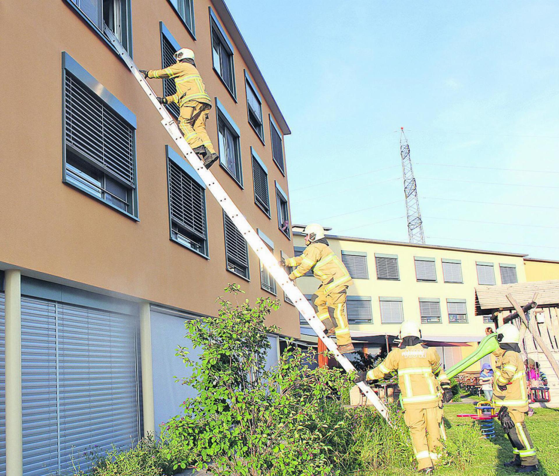 Rettung aus dem zweiten Stock über die Leiter. Fotos: rah