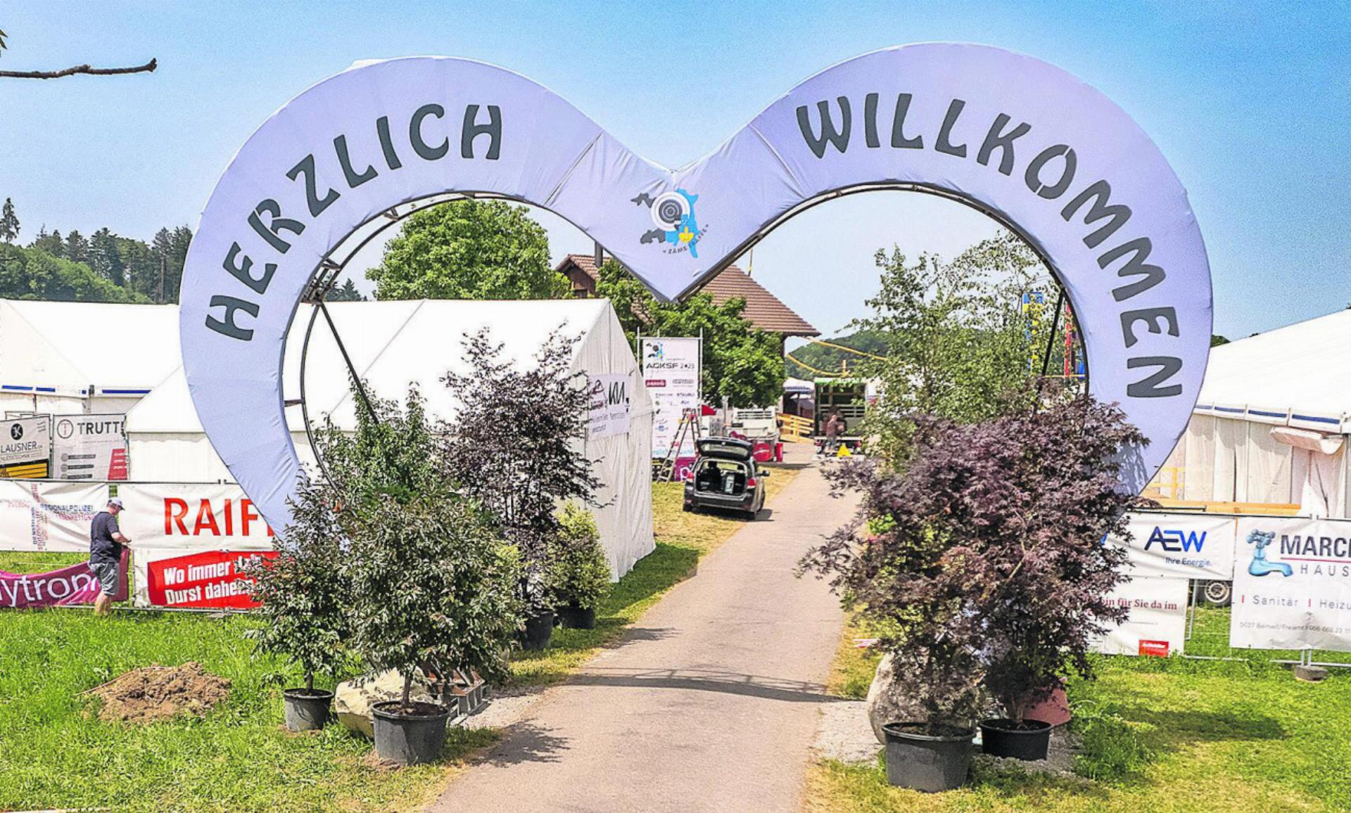 Das Willkommenstor lädt zum Fest ein. Am Wochenende startet das 31. Aargauer Kantonalschützenfest.