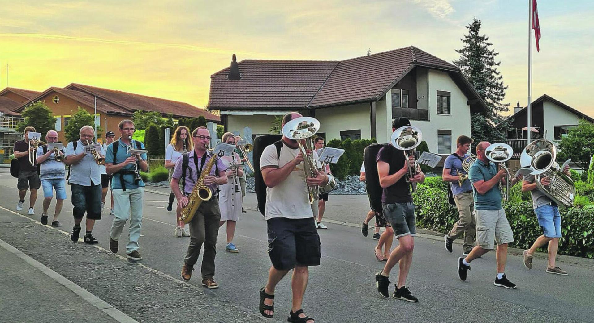 Die Musikgesellschaft Sins auf dem Weg nach Meienberg. Foto: zVg
