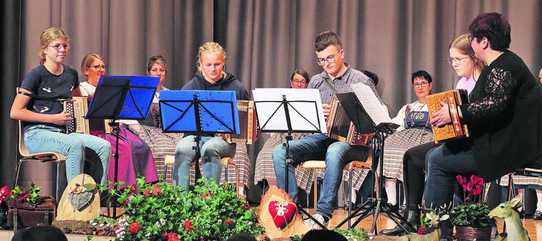 Das Volksmusik-Ensemble der Musikschule Region Sins überzeugte auf den Schwyzerörgeli.