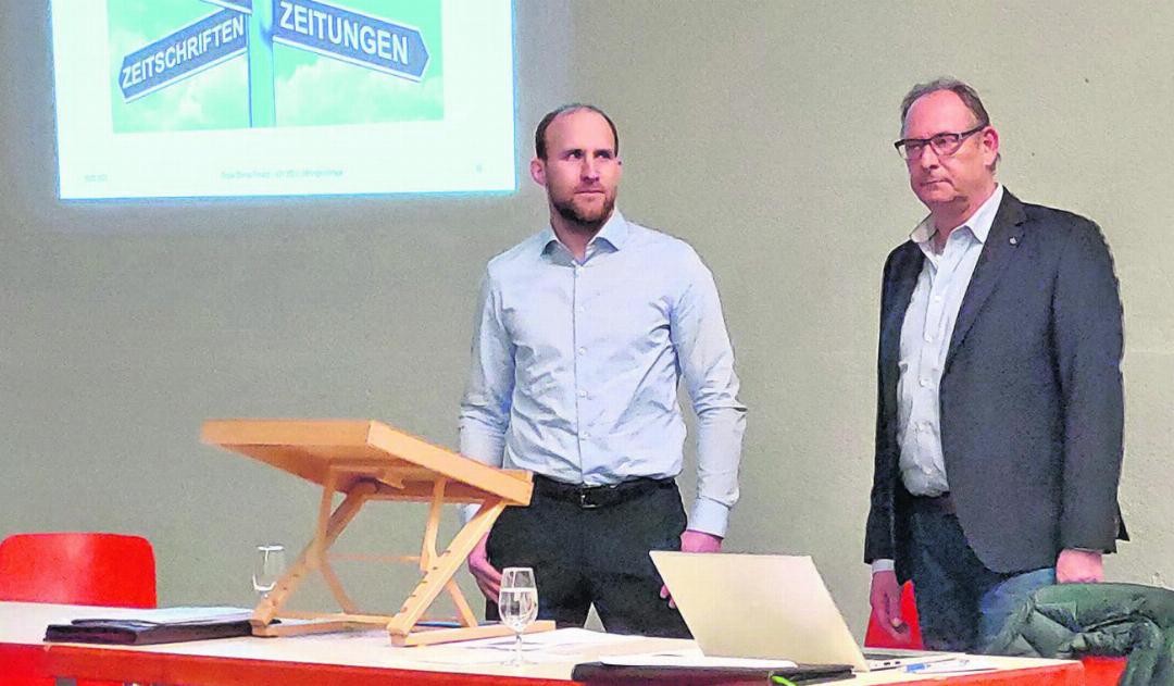 Beim Gastreferat zum Thema Medienlandschaft Freiamt sprachen die Verleger Martin Nietlispach und Jules Bittel (von links).
