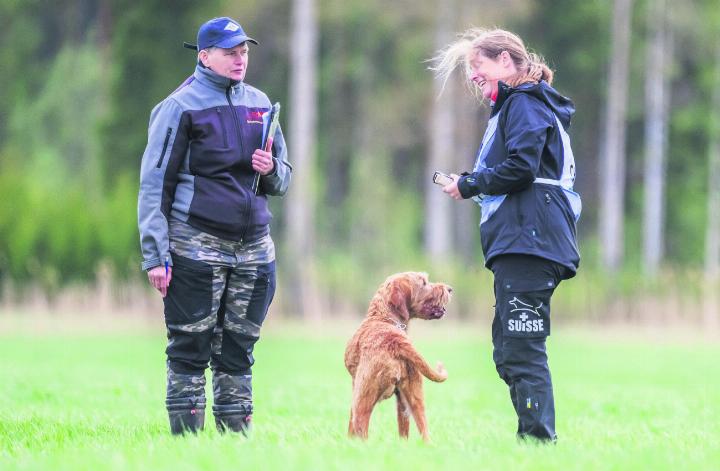 Die Richterin gibt ihre Beurteilung für die Hündin Oluska ab. Foto: zVg