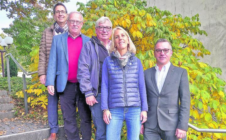 Der neue Vereinsvorstand mit dem bisherigen Präsidenten, Marcel Wyler, Co-Präsident, Richard Aeschlimann, Präsident 2009 bis 2023, Beda von Reding, Kassier, Nicole Bächler, Ressort Schulkontakte, Ludo Gajdoš, Co-Präsident (von links). Foto: zVg