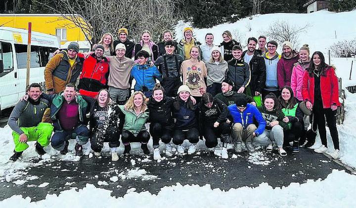 Die schneeverrückten Turnerinnen und Turner genossen das Skiweekend. Foto: zVg