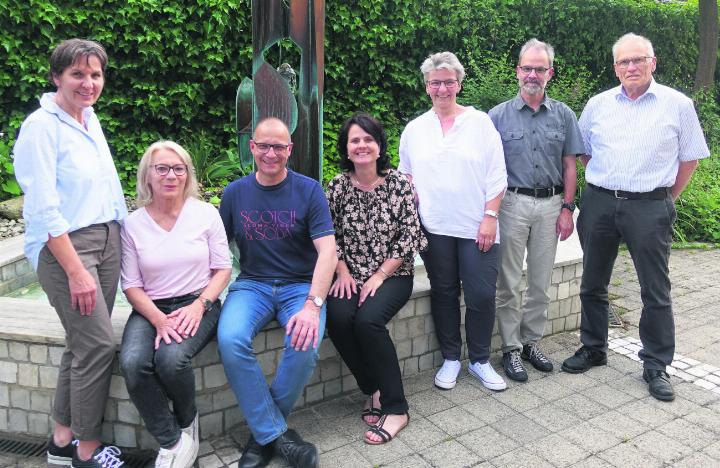 Monika Stutz, Rösli Trottmann, Erich Leu, Brigitte Keusch, Gabriela Schönenberg, Michael Rahn und Stephan Meyer (von links) sind von der Tagesfami lienvermittlung überzeugt. Foto: sus