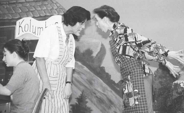 Hahnenkampf der beiden Nachbarinnen beim Theaterstück in Sins. Foto: Archiv