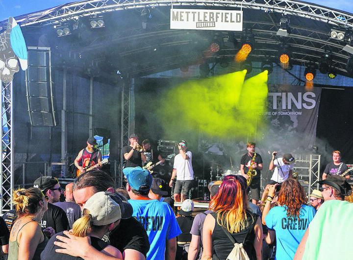 im Zeichen der sommerlichen Festivalund Feierlaune. Unterstütze auch du die Schweizer Rockmusikszene und geniesse heitere Stunden in einer familiären Atmosphäre!