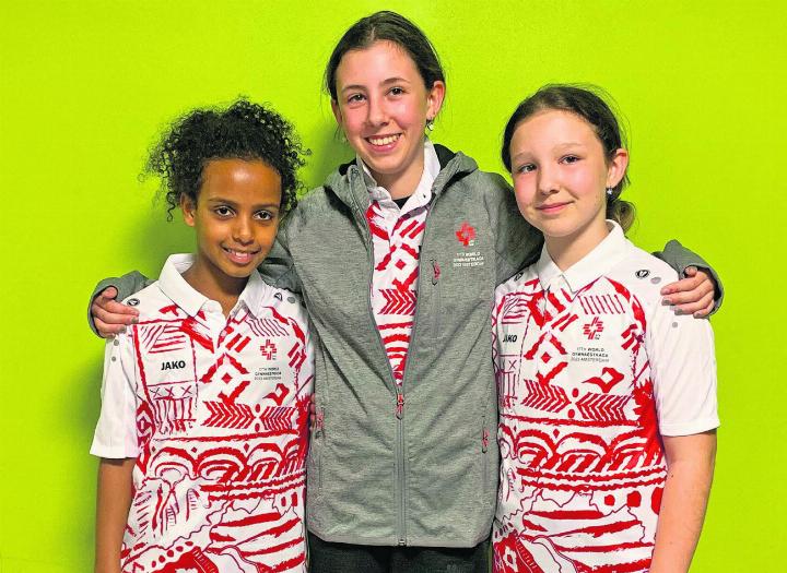 Magalie, Noemi und Nives in der neuen Delegationsbekleidung. Foto: zVg