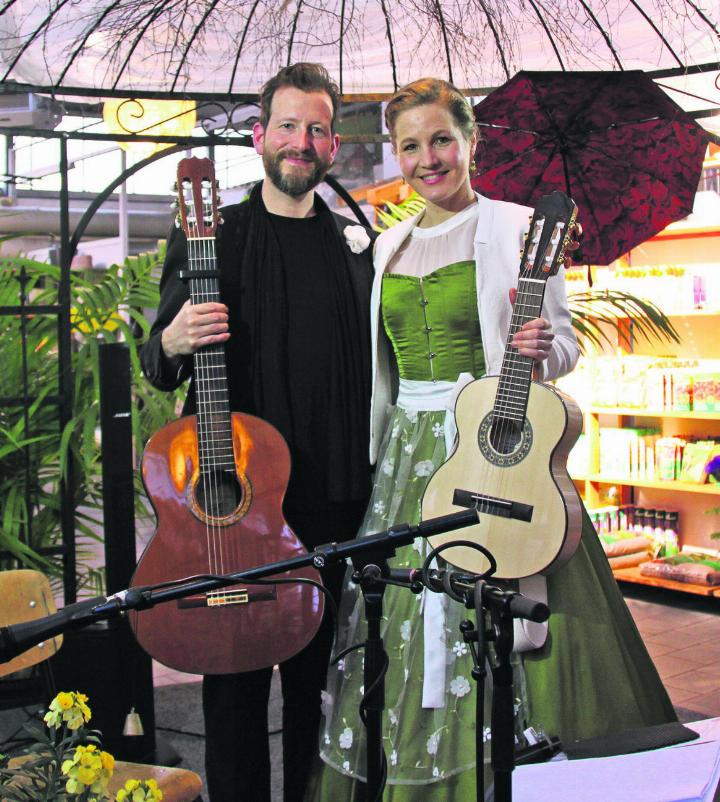 Unter dem Titel «Es blüeht, mis Liebeli» begeisterte das Musikerpaar ihr Publikum. Fotos: saf