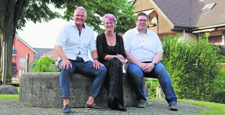 Der zurzeit amtierende und reduzierte Gemeinderat: Gemeindeammann Stefan Zemp, Vizeammann Franziska Stenico und Gemeinderat René Küng (von links). Foto: ci