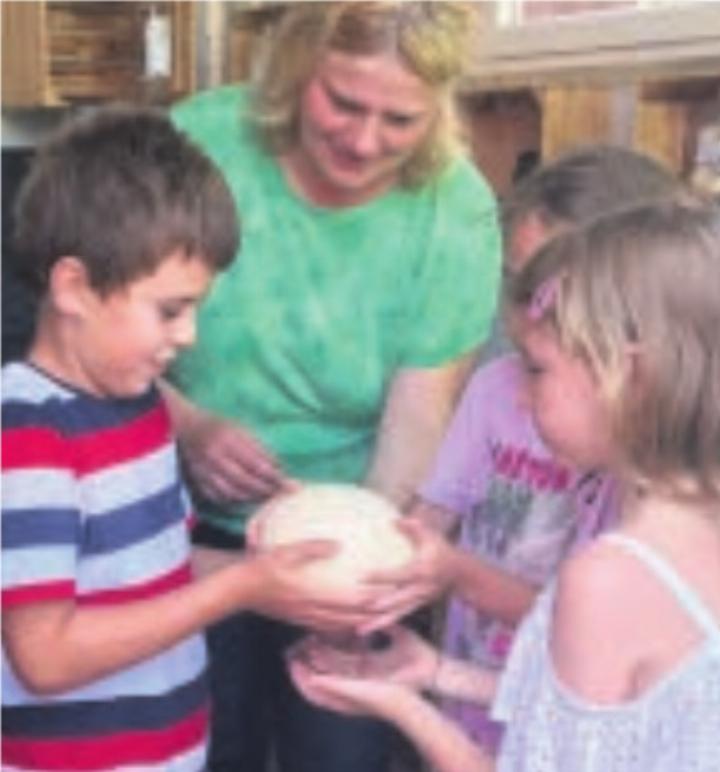 Rita Jung zeigt den Kindern, wie schwer ein Straussenei ist. Fotos: zVg