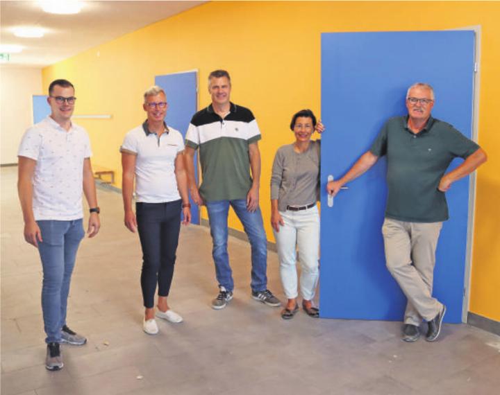 Die Baukommission gewährte einen ersten Einblick in die farbenfrohe Welt des Erweiterungsbaus: Pascal Käppeli, Pius Vogel, Matthias Meier, Yvonne Notter-Hertlein und Beat Guggenbühl (von links). Foto: eh