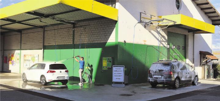 Schnell, effizient und schonend. An den beiden Waschplätzen können die Fahrzeuge individuell gereinigt werden. Fotos: eh