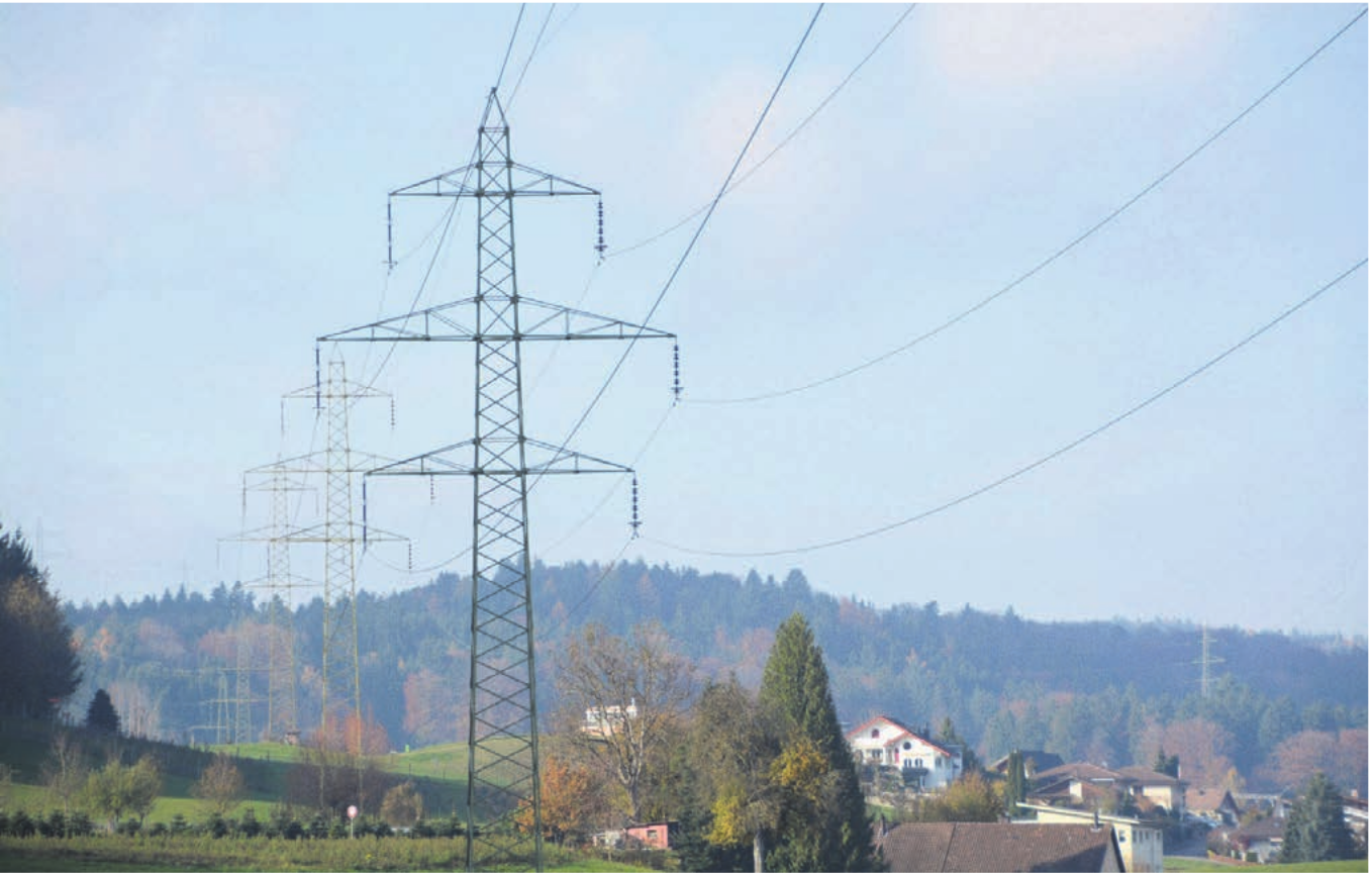 Dass der Stromkorridor gemäss Plänen von Swissgrid und BFE nicht ins Erdreich verlegt werden soll, sorgt im Reusstal nach wie vor für Ärger. Bild: Archiv