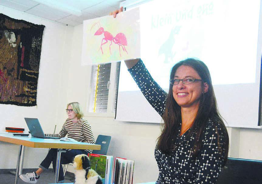 Nicole Günther las in der Bibliothek aus ihrem Erstlingswerk und animierte die kleinen Kinder mit Bildern zum Mitmachen. Bild: chh